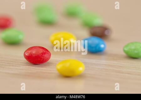 Candy sparsi sul tavolo Foto Stock