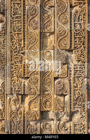 Pareti scolpite di Qutub Minar complesso, Delhi, India Foto Stock