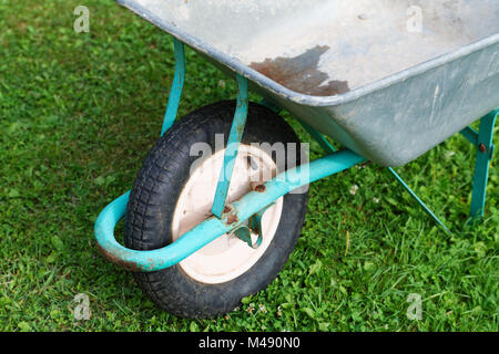 Giardino carrello sull'erba in estate close-up Foto Stock