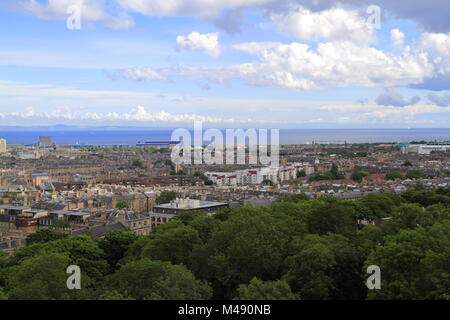 Una vista su Edinburgo da Calton Hill, Scozia Foto Stock