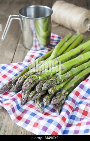 Mazzetto di freschi Asparagi verdi spears sul tavolo Foto Stock