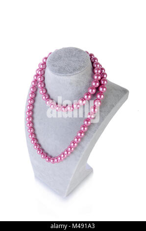 Collana di perle isolati su sfondo bianco Foto Stock