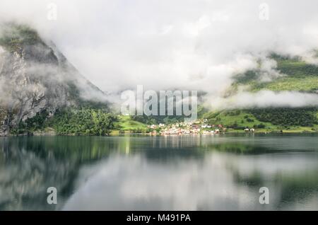 Villaggio norvegese con riflessioni sui fiordi in Foto Stock