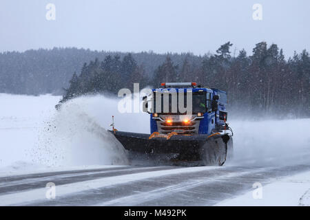 SALO, Finlandia - 9 febbraio 2018: Scania carrello equipaggiato con spartineve si cancella un'autostrada durante una bufera di neve nel sud della Finlandia. Foto Stock