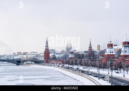 Il fiume di Mosca, il Cremlino in inverno. Traffico lungo il terrapieno. Alto edificio del Ministero degli Affari esteri della Russia, sfondo Foto Stock