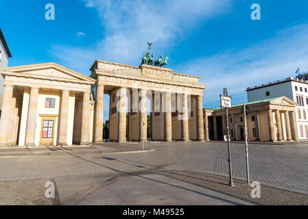 La famosa Porta di Brandeburgo a Berlino nel primo mattino Foto Stock