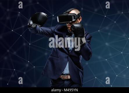 Fighter in un vestito con occhiali per realtà virtuale dispositivo sul suo hea Foto Stock