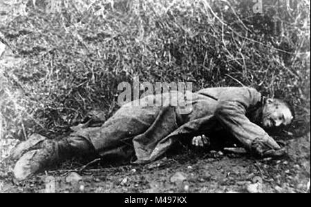 Una macabra fotografia di un morto caduto soldato morto nella prima guerra mondiale Foto Stock