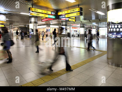 KYOTO, Giappone - 14 aprile: la gente ha fretta di Keihan Stazione ferroviaria il 14 aprile 2012 a Kyoto, in Giappone. Keihan Railway Company è stata fondata nel 1949 ed è un Foto Stock