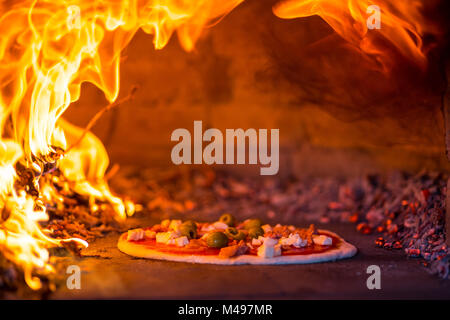 Pizza dal forno a legna Foto Stock