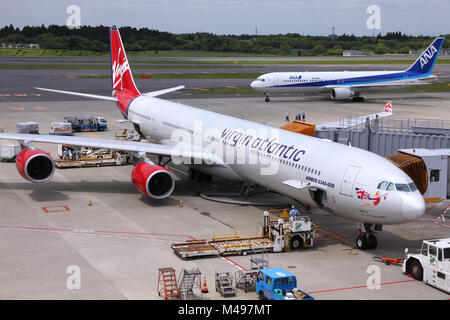 TOKYO - 12 Maggio: passeggeri Virgin Atlantic Airbus A340 del 12 maggio 2012 all'Aeroporto Internazionale Narita di Tokyo. Narita è stato ottavo aeroporto più trafficato di Foto Stock