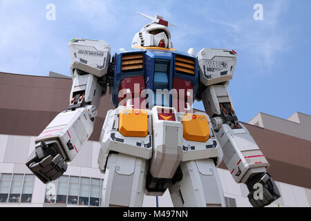 TOKYO - 11 Maggio: Gundam robot replica su 11 Maggio 2012 a Tokyo. La scultura è 18m di altezza ed è il più alto di repliche di famosi anime robot di franchising, G Foto Stock