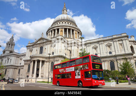 Londra - 13 Maggio: Persone corsa di autobus di Londra il 13 maggio 2012 a Londra. Come del 2012, LB serve 19.000 fermate di autobus con una flotta di autobus 8000. In un giorno feriale 6 m Foto Stock