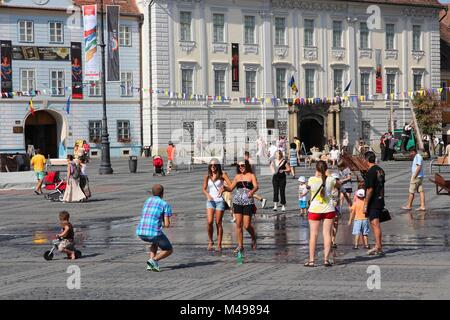 SIBIU, Romania - 24 agosto: persone visitate Piazza principale su agosto 24, 2012 a Sibiu in Romania. Sibiu è il turismo è in crescita con 284,513 i visitatori del museo in Foto Stock