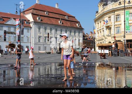 SIBIU, Romania - 24 agosto: persone visitate Piazza principale su agosto 24, 2012 a Sibiu in Romania. Sibiu è il turismo è in crescita con 284,513 i visitatori del museo in Foto Stock