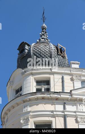 Vidin, Bulgaria - vecchio edificio di appartamenti. L'architettura residenziale esterno. Foto Stock