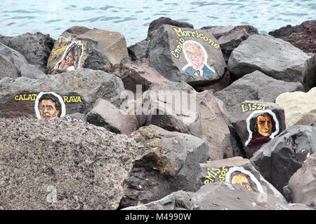 SANTA CRUZ, Spagna - 27 ottobre: Cinque dei 100 musicista si affaccia su ottobre 27, 2012 in Santa Cruz de Tenerife, Spagna. Ritratto di 100 musicisti famosi sono stati Foto Stock