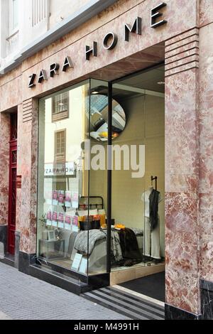 SANTA CRUZ, Spagna - 27 ottobre: Zara Home Store il 27 ottobre 2012 in Santa Cruz de Tenerife, Spagna. Zara esiste dal 1975 e ha avuto più di 7 billi Foto Stock