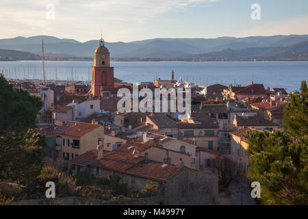 Vista sulla città vecchia Saint-Tropez con chiesa e case da sera. Locaton: Var, Provence-Alpes-Côte d'Azur, in Francia, in Europa. Foto V.D. Foto Stock