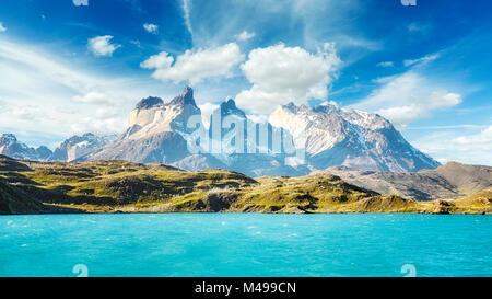 Il lago Pehoe e Los Cuernos (le corna) nel Parco Nazionale di Torres del Paine Cile. Foto Stock