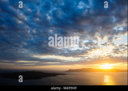 Tramonto spettacolare sulla caldera di Santorini mare Foto Stock