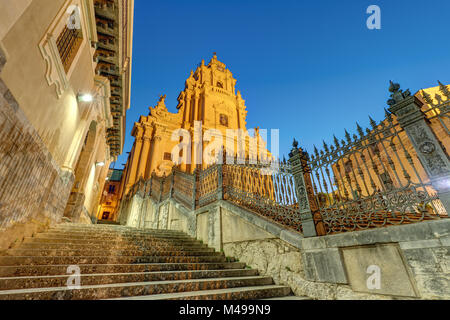 La cattedrale di Ragusa Ibla in Sicilia di notte Foto Stock