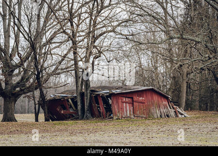 Abbandonato granaio rosso in inverno Foto Stock