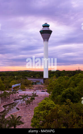 Il volo della torre di controllo in Aeroporto a Kuala Lumpur (Malesia) Foto Stock