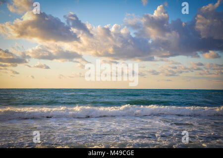 Crepuscolo colorati su una spiaggia di Cefalù Foto Stock