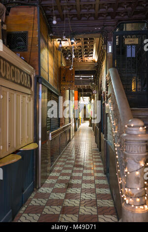 Bodega e barre di birra nel bar Pasajes in Barcellona Foto Stock