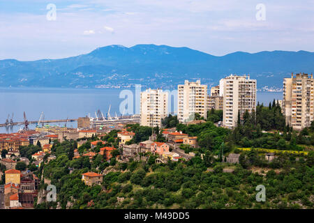 Grattacieli e baia di Rijeka visualizza Foto Stock