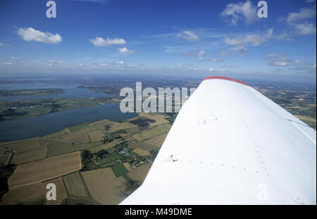 Veduta aerea Thorney Island, porto di Chichester e circonda a West Sussex confine Hampshire, Portsmouth Porto è in angolo sinistro. Vista dal Foto Stock