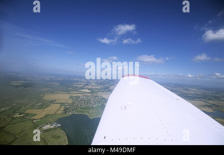 Vista aerea su north end ofThorney Isola, porto di Chichester e circonda a West Sussex confine Hampshire, città di Pistead appena a nord di acqua edg Foto Stock