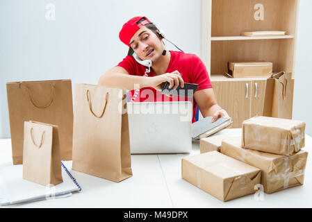 Call center lavoratore a parcel distribution center in post office Foto Stock