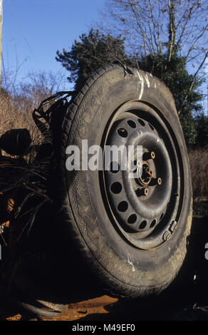 Bruciato auto pneumatico su un bruciato auto in un campo in Inghilterra Foto Stock