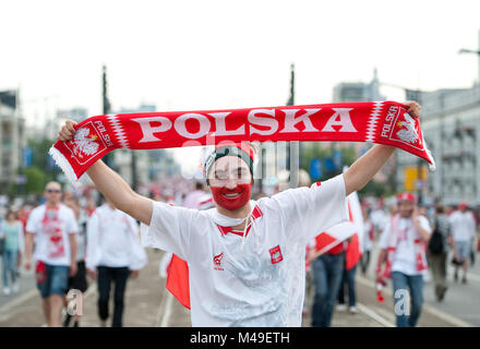 Il polacco appassionato di calcio a piedi per il polacco dello Stadio Nazionale di Varsavia, per l'Euro 2012 la Polonia - Russia Gruppo un match. 12 Giugno 2012 Foto Stock