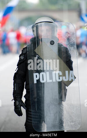 Euro 2012. Varsavia, Polonia. Il 12 giugno 2012. Polacco della polizia antisommossa fuori lo stadio nazionale di Varsavia, in Polonia - Russia Gruppo un match. Foto Stock