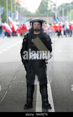 Euro 2012. Varsavia, Polonia. Il 12 giugno 2012. Polacco della polizia antisommossa fuori lo stadio nazionale di Varsavia, in Polonia - Russia Gruppo un match. Foto Stock