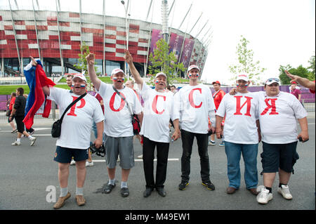 Euro 2012. Varsavia, Polonia. Il 12 giugno 2012. Fan russi al di fuori il polacco dello stadio nazionale prima che la Polonia - Russia corrispondono. Foto Stock