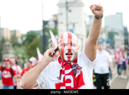 Euro 2012. Varsavia, Polonia. Il 12 giugno 2012. Una ventola polacco a piedi per il polacco dello stadio nazionale prima che la Polonia - Russia corrispondono. Foto Stock