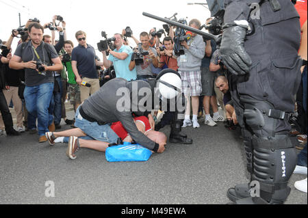 EURO 2012. Varsavia, Polonia. Il 12 giugno 2012. Ventola polacco è ferito durante i combattimenti tra russo e polacco ventole sul loro modo al National Stadium Foto Stock