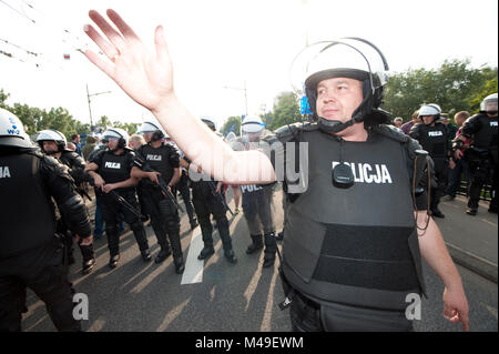 Euro 2012. Varsavia, Polonia. Il 12 giugno 2012. Il polacco polizia effettuare il marshalling di un marzo da Russo fan sulla loro strada per lo stadio nazionale per la Poland-Russ Foto Stock