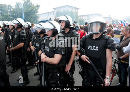 Euro 2012. Varsavia, Polonia. Il 12 giugno 2012. Il polacco polizia effettuare il marshalling di un marzo da Russo fan sulla loro strada per lo stadio nazionale per la Poland-Russ Foto Stock