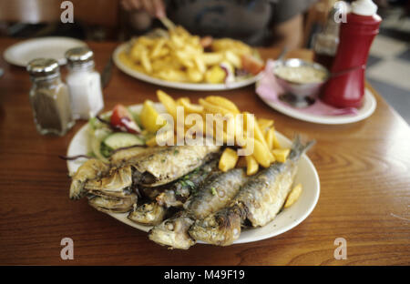 Sardine grigliate e patatine in un inglese un ristorante sul mare Foto Stock