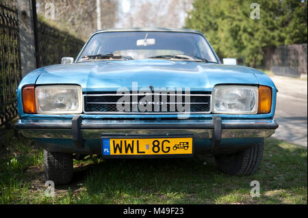 Un vintage blu Ford Capri Mark 2 due porte coupé in Wolomin, Polonia. Foto Stock