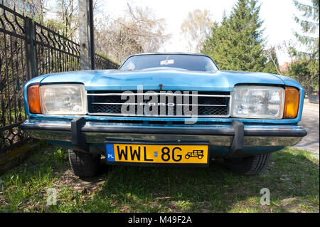 Un vintage blu Ford Capri Mark 2 due porte coupé in Wolomin, Polonia. Foto Stock