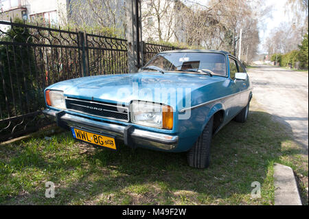 Un vintage blu Ford Capri Mark 2 due porte coupé in Wolomin, Polonia. Foto Stock