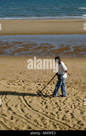 Il cacciatore di tesori con il rivelatore di metalli su una spiaggia di Isola di Wight Settembre 2007 Foto Stock