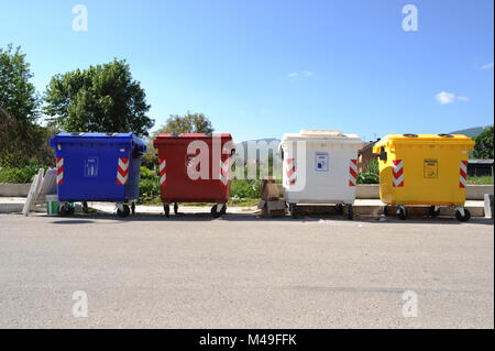 Gli scomparti di riciclaggio a Pescasseroli nel Parco Nazionale d'Abruzzo, Italia Foto Stock