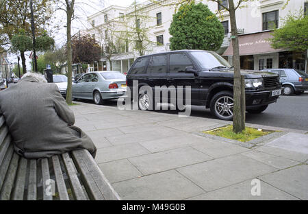 L'uomo addormentato sul banco in Notting Hill 2001 Foto Stock